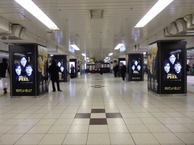 鉄道デジタルサイネージを活用したアルコール飲料の広告事例