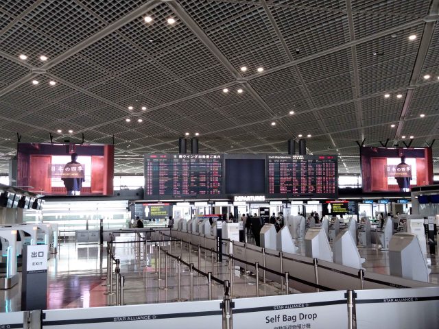 成田空港を利用する人たちの気分を高揚させるデジタルサイネージ