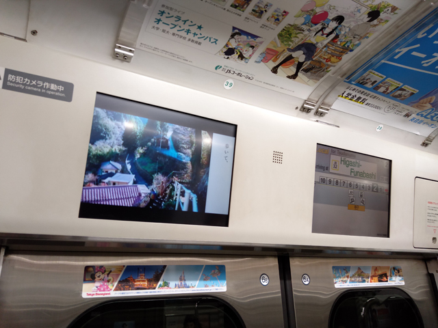 乗客の気持ちに寄り添う、電車内のデジタルサイネージとは